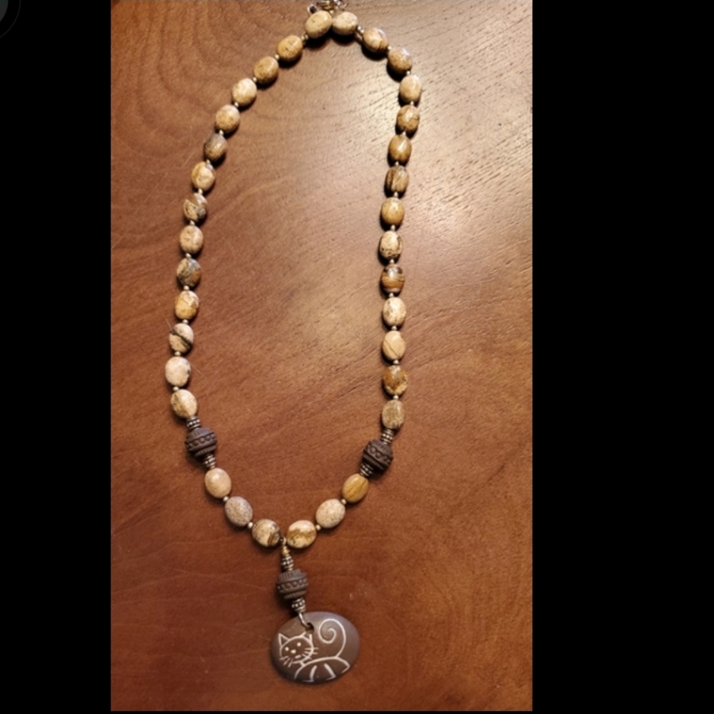 18" Natural Stone w Etched Kitty Cat Pendant Necklace